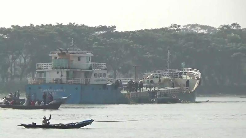 সুগন্ধা নদীতে তেলবাহী জাহাজে আগুন, হতাহত ৮