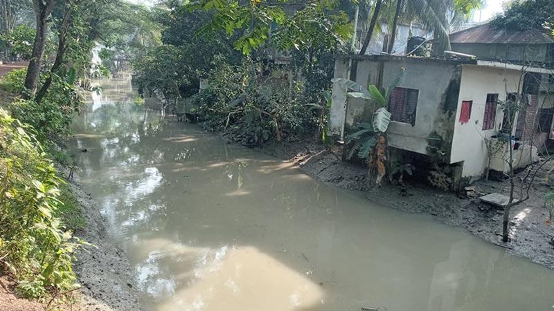 বরিশালে সরকারি খাল দখল করে অবৈধ স্থাপনা