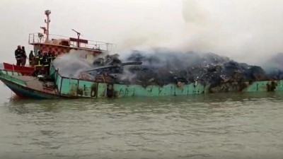 চাঁদপুরের মেঘনায় চলন্ত বাল্কহেডে আগুন
