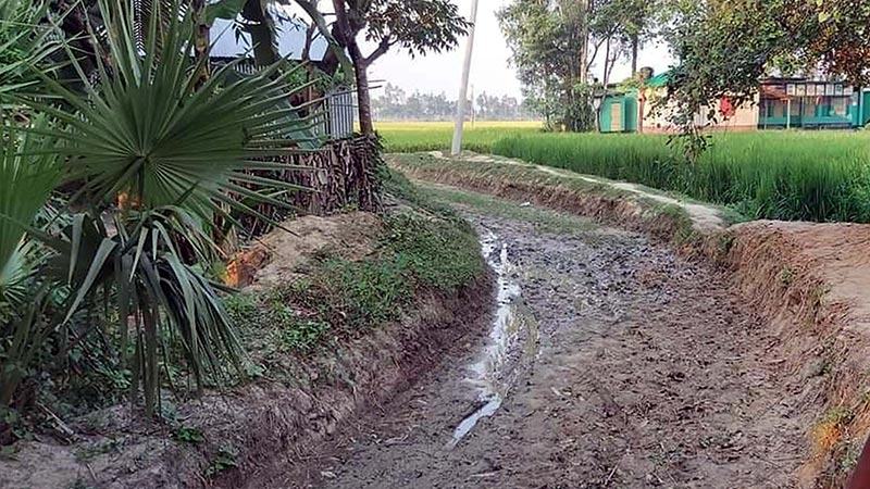 বগুড়ায় সড়ক খুঁড়ে কাজ না করেই উধাও ঠিকাদার