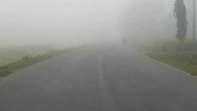 হেডলাইট জ্বালিয়ে হিলির সড়কে চলছে যানবাহন