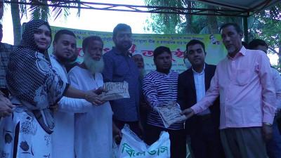 হিলিতে বিনামূল্যে সার ও বীজ পেলেন কৃষক