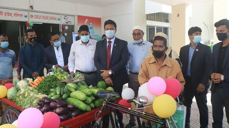 বরিশালে ভিক্ষুকদের মাঝে ভ্যানগাড়িসহ বিভিন্ন উপকরণ বিতরণ