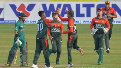 মুস্তাফিজ-তাসকিন আঘাতে চাপে পাকিস্তান