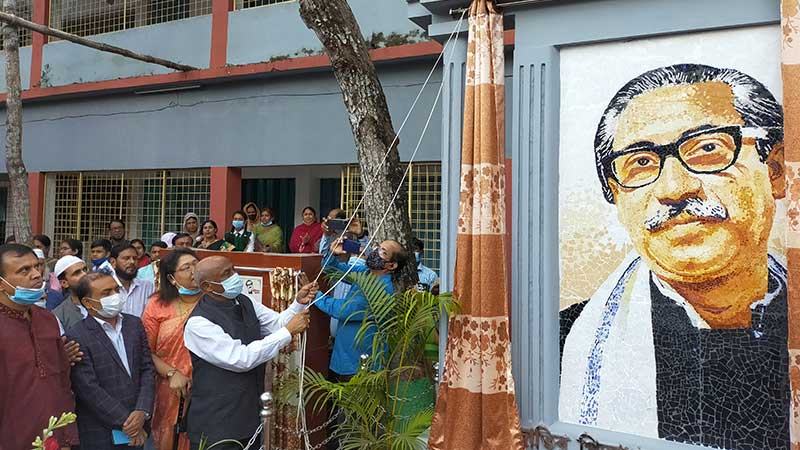 নেত্রকোনায় বিদ্যালয়ে বঙ্গবন্ধুর ম্যুরাল স্থাপন