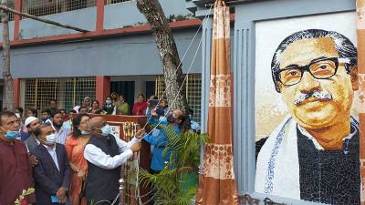নেত্রকোনায় বিদ্যালয়ে বঙ্গবন্ধুর ম্যুরাল স্থাপন