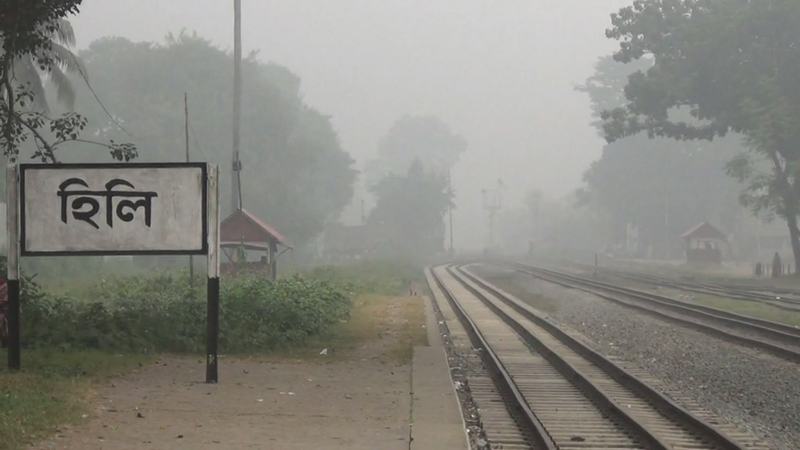 হিলিতে ঘন কুয়াশায় মিলছে না সূর্যের দেখা