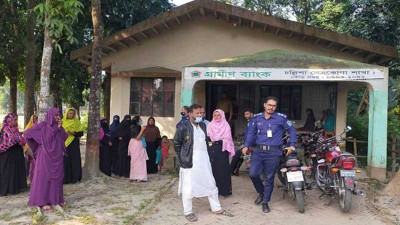 মাঠকর্মীর বিরুদ্ধে গ্রাহকের টাকা আত্মসাতের অভিযোগ