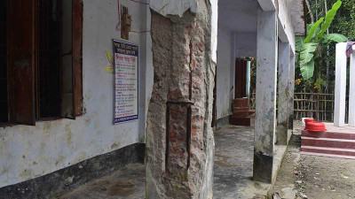 ঝালকাঠিতে বিদ্যালয় ভবন ঝুঁকিপূর্ণ ঘোষণার পরও চলছে পাঠদান