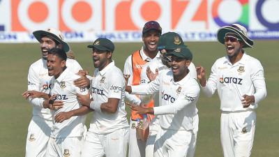 তাইজুলের ৭ উইকেটে বাংলাদেশের লিড