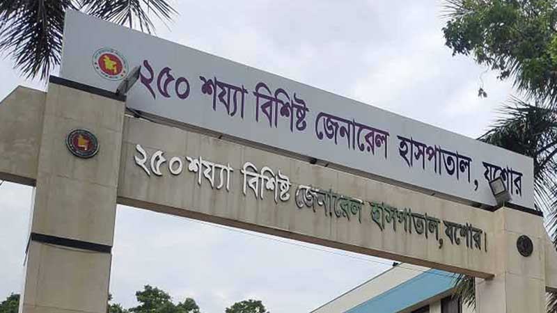 বিশেষজ্ঞ চিকিৎসক সংকট স্বাস্থ্যসেবায় ইন্টার্নরাই ভরসা