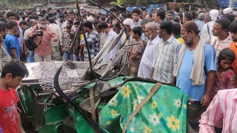 চট্টগ্রামে ট্রেন-বাস-অটোরিকশা সংঘর্ষে পুলিশ সদস্যসহ নিহত ২