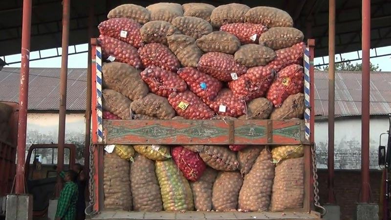 হিলি স্থলবন্দরে আবারো বেড়েছে পেঁয়াজের দাম