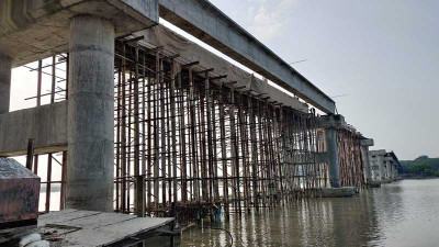 বরিশালে দ্রুত গতিতে চলছে কদমতলী সেতুর নির্মাণকাজ