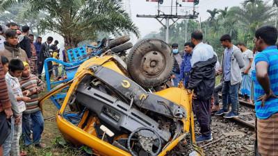 ট্রাক-ট্রেন সংঘর্ষ : ৬ ঘণ্টা পর উত্তরবঙ্গের সাথে রেল যোগাযোগ স্বাভাবিক