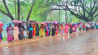 চাকরি স্থায়ীকরণের দাবিতে জাবি কর্মচারীদের মানববন্ধন