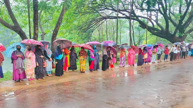 চাকরি স্থায়ীকরণ দাবিতে জাবির কর্মচারীদের মানববন্ধন