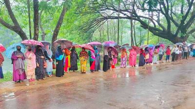 চাকরি স্থায়ীকরণ দাবিতে জাবির কর্মচারীদের মানববন্ধন