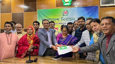 সেলিনা হায়াত আইভীর পক্ষে মনোনয়নপত্র সংগ্রহ