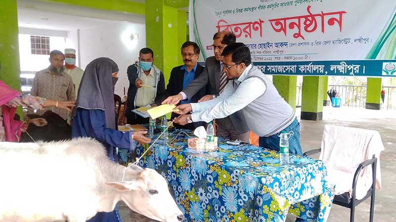লক্ষ্মীপুরে ৩১ জন ভিক্ষুক পেলেন গরু ও নগদ অর্থ