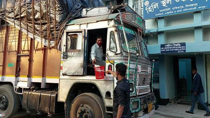 ওমিক্রন ঝুঁকিতে হিলি স্থলবন্দর