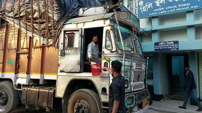 ওমিক্রন ঝুঁকিতে হিলি স্থলবন্দর