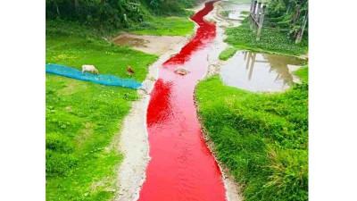 শিল্প বর্জ্যের দূষণে ক্ষণে ক্ষণে বদলায় পানির রঙ