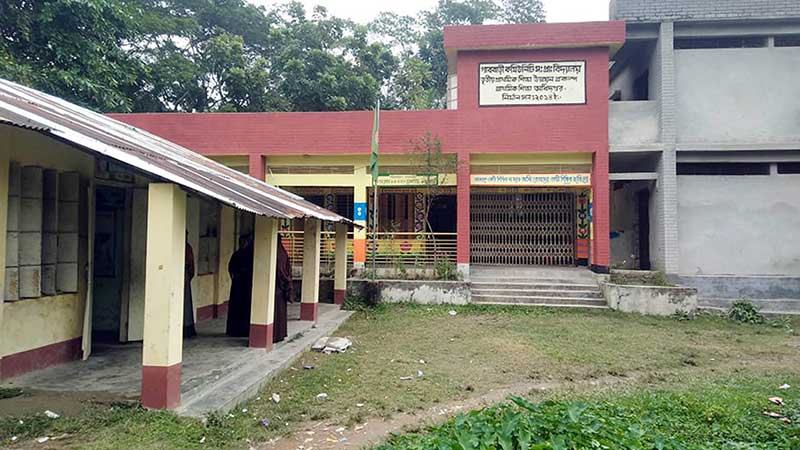শ্রেণীকক্ষ সংকটে পাঠদান ব্যাহত, নেই খেলার মাঠ