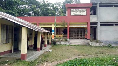 শ্রেণীকক্ষ সংকটে পাঠদান ব্যাহত, নেই খেলার মাঠ