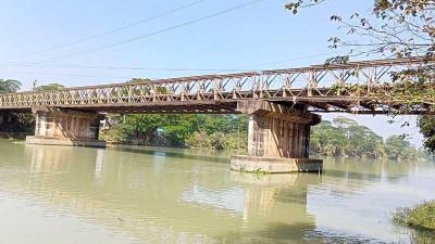 ঝালকাঠিতে ঝুঁকিপূর্ণ সেতুতে যান চলাচল