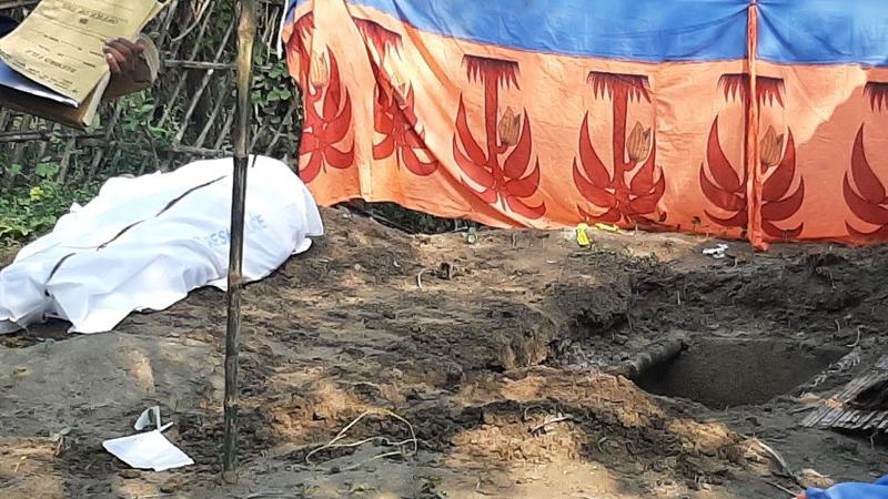 কবর থেকে তোলা হলো কুয়েট শিক্ষকের মরদেহ