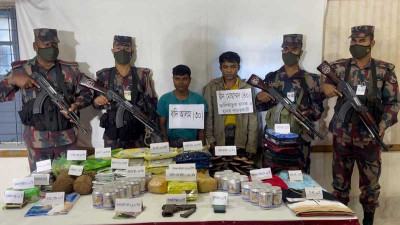 টেকনাফে পিস্তল ও মাদকসহ দুই পাচারকারী আটক