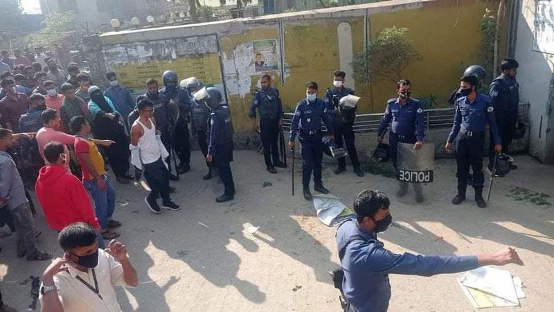 ছাটাই কেন্দ্র করে শ্রমিক অসন্তোষ, ফতুল্লায় সড়ক অবরোধ-ভাংচুর