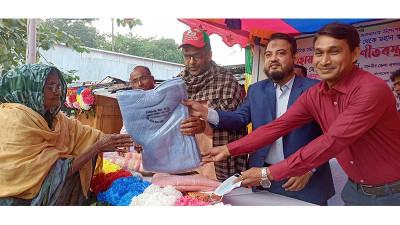 ঝিনাইদহে দরিদ্রদের মাঝে শীতবস্ত্র বিতরণ