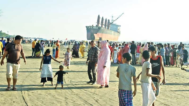 আনোয়ারায় পারকি সমুদ্র সৈকতে পর্যটকের ভিড়