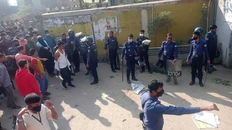 ফতুল্লায় শ্রমিকদের সড়ক অবরোধ বিক্ষোভ ভাংচুর