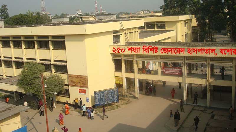 ইন্টার্নিদের রাজত্ব, বিশেষজ্ঞরা থাকেন ক্লিনিকে!