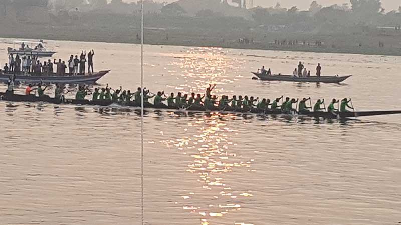 নারায়ণগঞ্জের ধলেশ্বরী নদীতে ঐতিহ্যবাহী নৌকাবাইচ