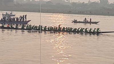 নারায়ণগঞ্জের ধলেশ্বরী নদীতে ঐতিহ্যবাহী নৌকাবাইচ