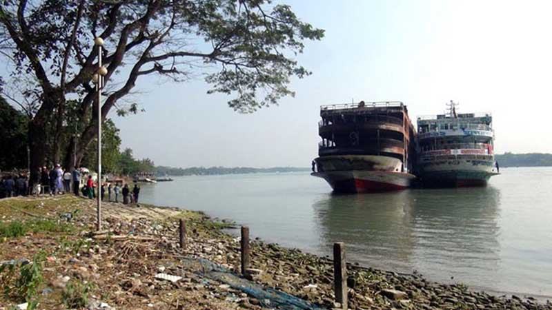 ঝালকাঠিতে সরিয়ে নেয়া হলো আগুনে পোড়া লঞ্চটি