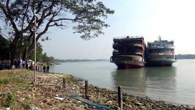 ঝালকাঠিতে সরিয়ে নেয়া হলো আগুনে পোড়া লঞ্চটি