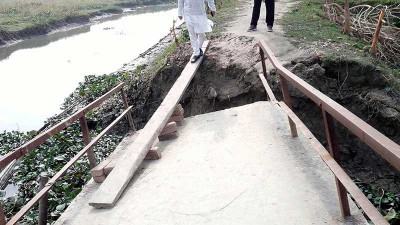 বাবুগঞ্জে দেবে যাওয়া সেতুতে ঝুঁকিপূর্ণ পারাপার