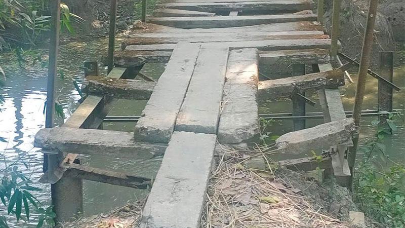 পটুয়াখালীতে ভাঙা সেতুতে ঝুঁকি নিয়ে চলাচল