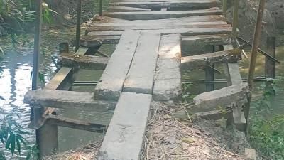 পটুয়াখালীতে ভাঙা সেতুতে ঝুঁকি নিয়ে চলাচল