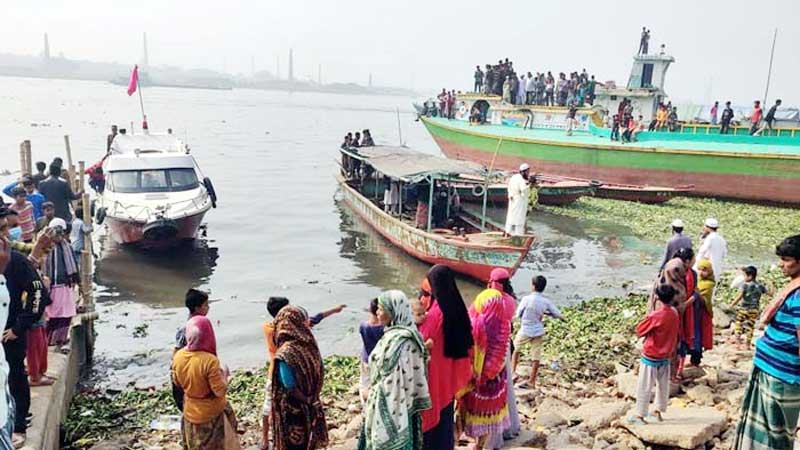 ধলেশ্বরীতে লঞ্চের ধাক্কায় ট্রলারডুবি, নিখোঁজ ১০