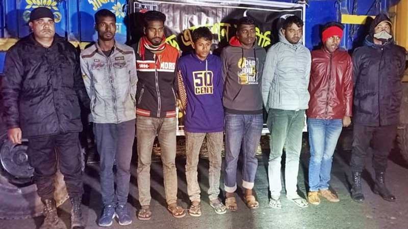 নাটোরে ১২০০ বস্তা সরকারি সারসহ ছয়জন আটক