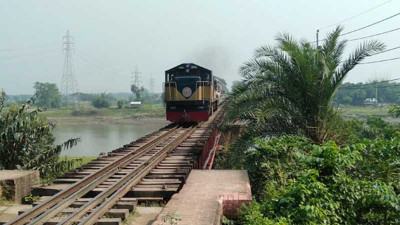 ঝুঁকিপূর্ণ হওয়ায় ট্রেন চলাচল ব্যাহত