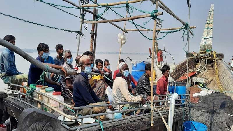 বঙ্গোপসাগরে ভাসতে থাকা ২০ জেলে উদ্ধার