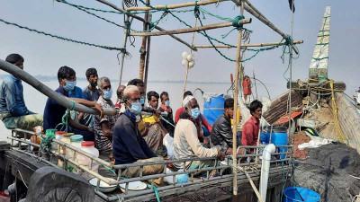 বঙ্গোপসাগরে ভাসতে থাকা ২০ জেলে উদ্ধার