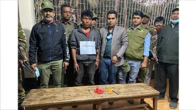 বান্দরবানে বিরল প্রজাতির তক্ষকসহ পাচারকারী আটক